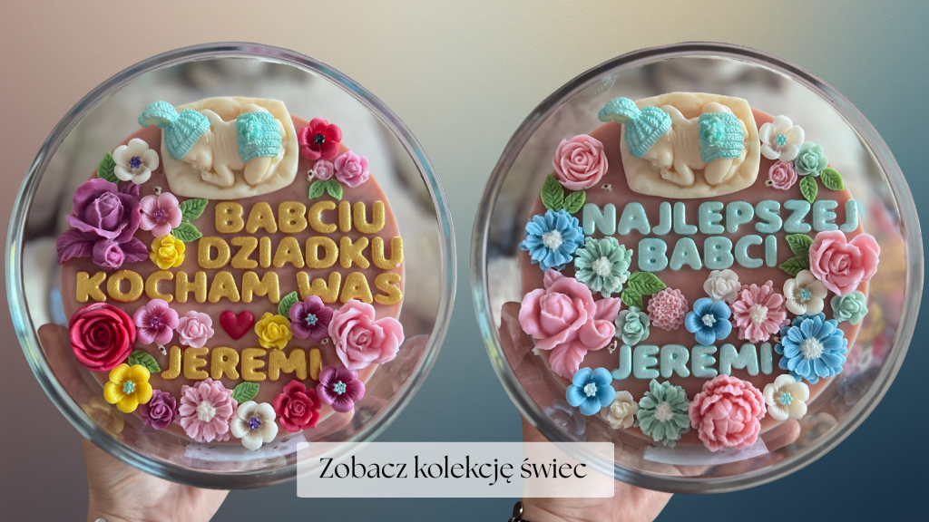 Dwie ozdobne, okrągłe świece w szklanych naczyniach. Lewa świeca ma żółte napisy "BABCIU DZIADKU KOCHAM WAS JEREMI" i jest udekorowana kolorowymi kwiatami z wosku. Prawa świeca ma błękitne napisy "NAJLEPSZEJ BABCI JEREMI" i dekoracje w odcieniach różu i błękitu. Na obu świecach widnieje figurka śpiącego niemowlęcia.